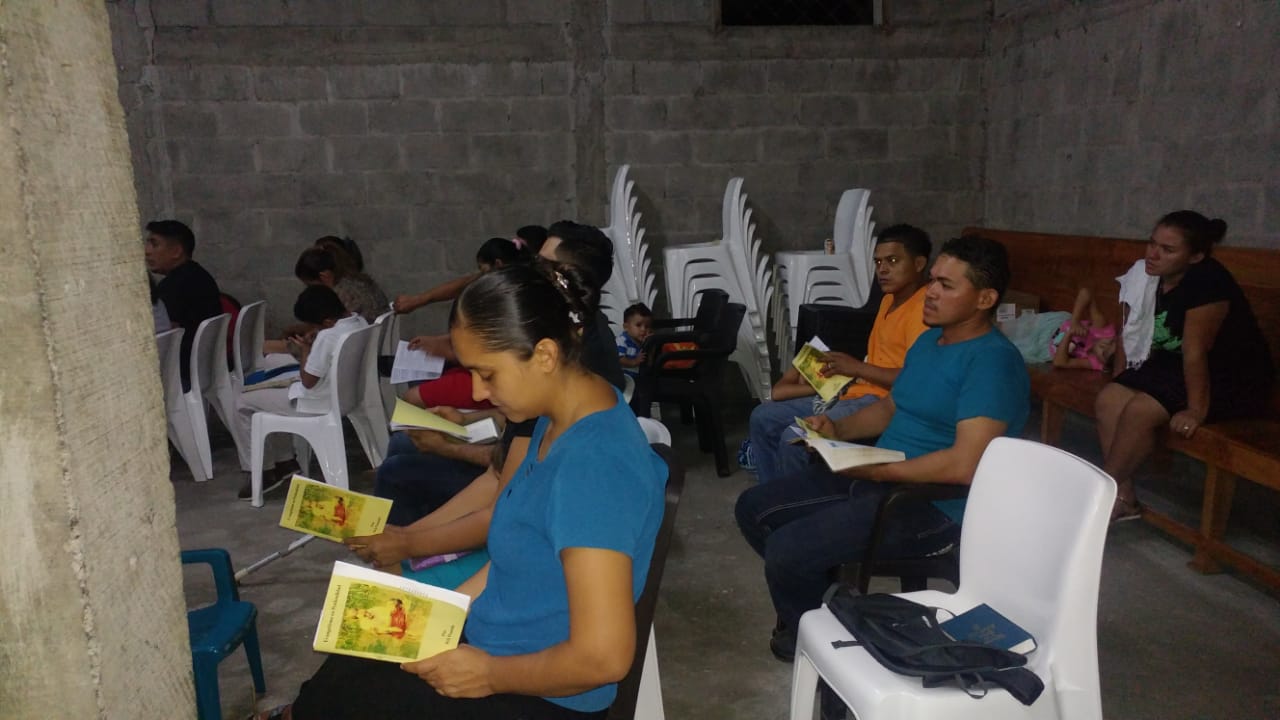 Evangelismo en Profundidad en Hnduras using our latest brinting of manuals,