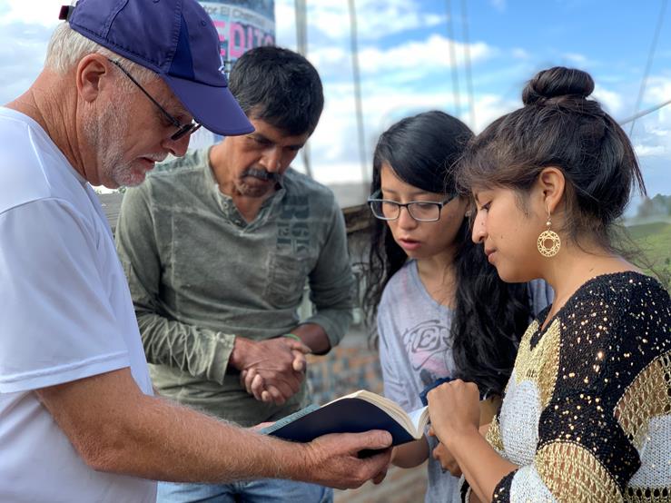 Abide in Christ evangelism teams witnessing in Ecuador.