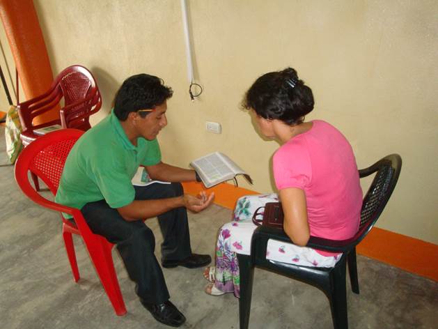 Demonstration of personal evangelism in Juan Montalvo, Ecuador