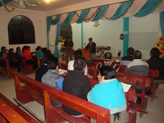 Personal evangelismin Quichua church in Guaranda, Ecuador