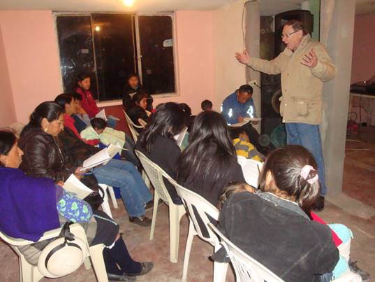 Wil teaching a new group of believers in a home church in San Juan Guaboc, Ecuador.