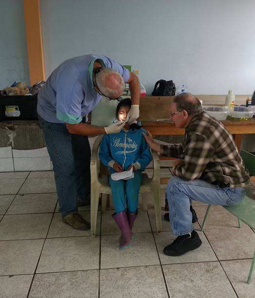 Dentist sharing Christ with patient in Ecuador.