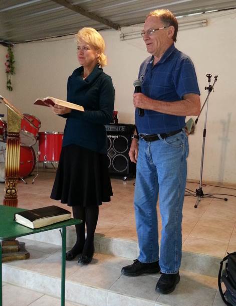 Pam Becker presenting family discipline at Ambato, Ecuador Quichua church.